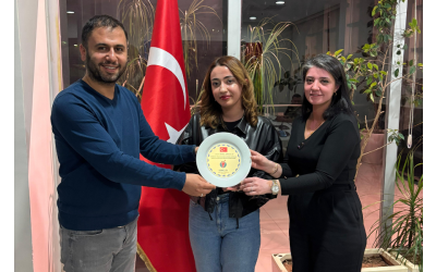 GAÜN- TOPLULUK BAŞKANI'NA BAŞARI HEDİYESİ